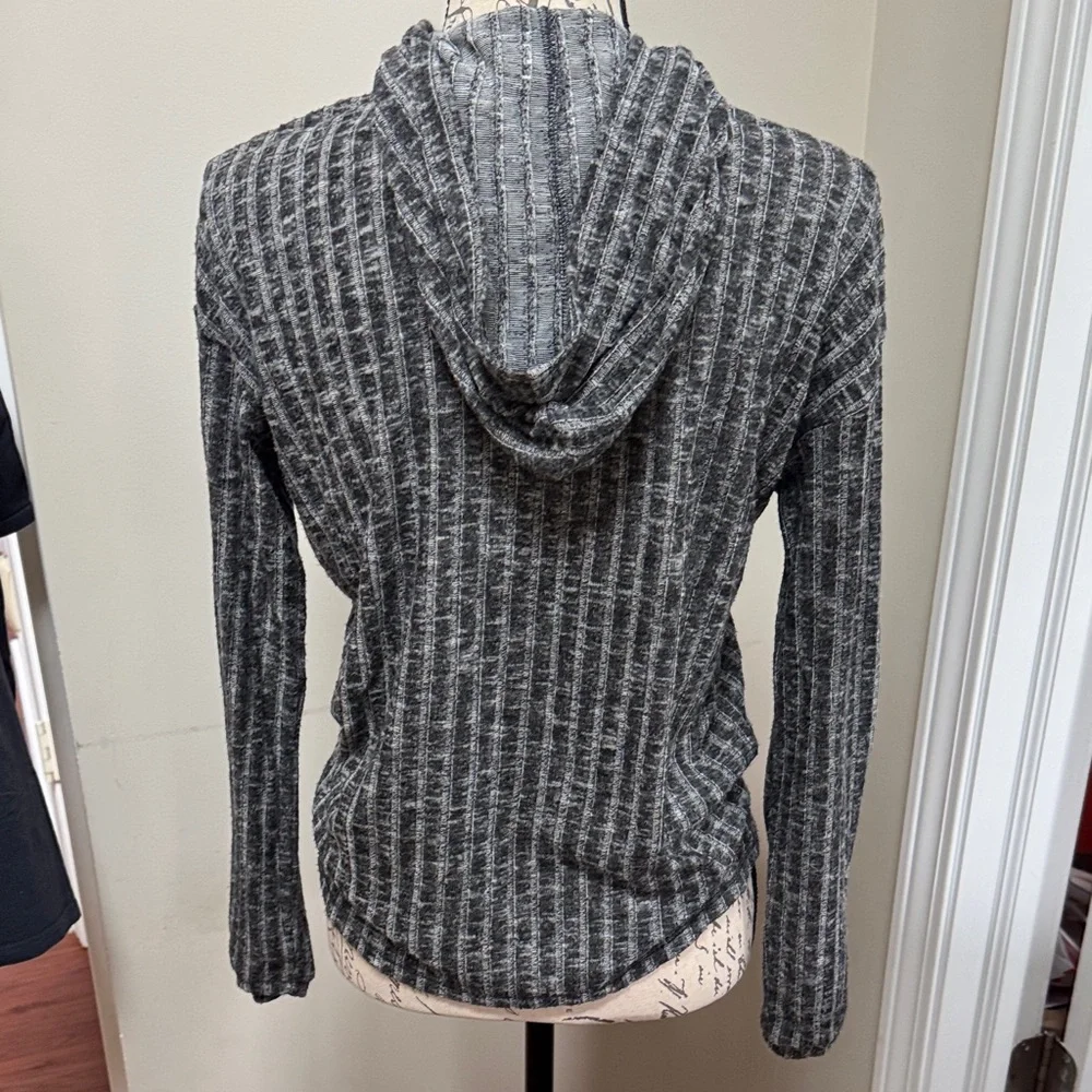 🦅 AEO Hooded Long Sleeve Striped Top, Lightweight Pullover Charcoal Gray - Picture 4 of 6